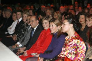 06-03-2006 SHOWBIZZ; RONALD KOLK DE KLEINE MAN MET EEN GROTE SHOW. De voorjaarscollectie was voor de vele Bn ers een complete verrassing.Wat een geweldige show en een overweldige presentatie.Eindelijk een modeshow met daaraan gekoppeld een mooie boodschap. 
foto: Albert den Iseger.