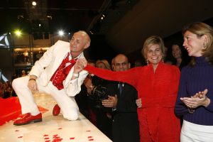 06-03-2006 SHOWBIZZ; RONALD KOLK DE KLEINE MAN MET EEN GROTE SHOW. De voorjaarscollectie was voor de vele Bn ers een complete verrassing.Wat een geweldige show en een overweldige presentatie.Eindelijk een modeshow met daaraan gekoppeld een mooie boodschap. 
foto: Albert den Iseger.