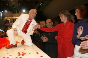 06-03-2006 SHOWBIZZ; RONALD KOLK DE KLEINE MAN MET EEN GROTE SHOW. De voorjaarscollectie was voor de vele Bn ers een complete verrassing.Wat een geweldige show en een overweldige presentatie.Eindelijk een modeshow met daaraan gekoppeld een mooie boodschap. 
foto: Albert den Iseger.