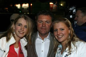 08-03-2006 SHOWBIZZ; PREMIERE VAN DE FILM -  IK OMHELS JE MET DUIZEND ARMEN IN - PATHE ARENA. Prachtige film van Willem van de Sande Baclhuyzen naar het boek van Ronlad Giphart.Bekend Nederland was weer in grote getalen komen opdraven om te gaan genieten van deze werkelijke prachtige film met oa. Carice van Houten - Tijn Docter - Karina Smulders - Catherine ten Bruggencate- Halina Reijn - Johnny de Mol -Tygo Gernandt - Maaike Neuville - Tjebbo Gerritsma - Jaap Spijkers en  Rick Nicolet. 
foto: Albert den Iseger.