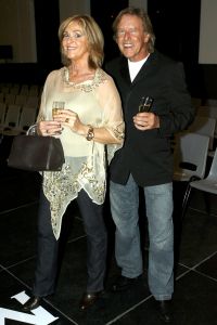 08-03-2006 SHOWBIZZ; MONIQUE COLLIGNON SHOWT HAAR ZOMERCOLLECTIE IN ART GALLERY TAETS TE ZAANDAM. Het regende, het stormde maar binnen was het meer dan lente. Monique en haar team verzorgde een prachtige zomerse modeshow in een bijzondere lokatie.Er waren vele bekenden gasten die onder het genot van een heerlijke champagne en sushi genoten van de meest uiteenlopende zomer creaties van Monique Collignon.
foto: Albert den Iseger.