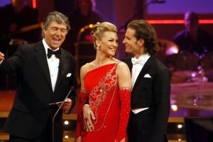 26-03-2006 SHOWBIZZ; DANCING WITH THE STARS 2006 IS WEER BEGONNEN. Het kijkcijver canon van RTL 4 is op 25 maart weer van start gegaan.Deelnemers v.l.n.r. zijn John de Wolf met Roemjana de Haan, Frits Sissing met Julie Fryer, Like van Lexmond met Remco Bastiaansen, Barbara de Loor met Marcus van Teijlingen, presentatoren Ron Brandsteder en Sylvana Simons. Maik de Boer met Charissa van Dipte, Myrna Goossen met Koen Jan Willem Brouwers, Winston Post met Euvgenia Parakhina en Edisillia Rombley met Peter Bosveld. 
Foto; Albert den Iseger
