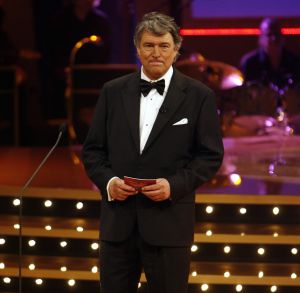 26-03-2006 SHOWBIZZ; DANCING WITH THE STARS 2006 IS WEER BEGONNEN. Het kijkcijver canon van RTL 4 is op 25 maart weer van start gegaan.Deelnemers v.l.n.r. zijn John de Wolf met Roemjana de Haan, Frits Sissing met Julie Fryer, Like van Lexmond met Remco Bastiaansen, Barbara de Loor met Marcus van Teijlingen, presentatoren Ron Brandsteder en Sylvana Simons. Maik de Boer met Charissa van Dipte, Myrna Goossen met Koen Jan Willem Brouwers, Winston Post met Euvgenia Parakhina en Edisillia Rombley met Peter Bosveld. 
Foto; Albert den Iseger