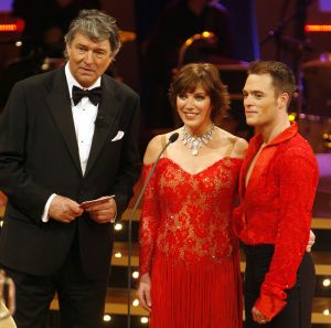 26-03-2006 SHOWBIZZ; DANCING WITH THE STARS 2006 IS WEER BEGONNEN. Het kijkcijver canon van RTL 4 is op 25 maart weer van start gegaan.Deelnemers v.l.n.r. zijn John de Wolf met Roemjana de Haan, Frits Sissing met Julie Fryer, Like van Lexmond met Remco Bastiaansen, Barbara de Loor met Marcus van Teijlingen, presentatoren Ron Brandsteder en Sylvana Simons. Maik de Boer met Charissa van Dipte, Myrna Goossen met Koen Jan Willem Brouwers, Winston Post met Euvgenia Parakhina en Edisillia Rombley met Peter Bosveld. 
Foto; Albert den Iseger