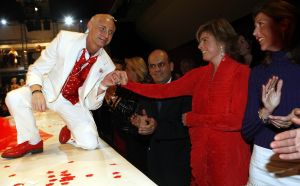 06-03-2006 SHOWBIZZ; RONALD KOLK DE KLEINE MAN MET EEN GROTE SHOW. De voorjaarscollectie was voor de vele Bn ers een complete verrassing.Wat een geweldige show en een overweldige presentatie.Eindelijk een modeshow met daaraan gekoppeld een mooie boodschap. 
foto: Albert den Iseger.