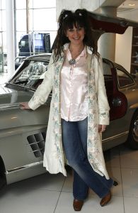 05-03-2006 SHOWBIZZ: JAAP RIJNBENDE PRESENTEERD VOORJAARSCOLLECTIE IN UTRECHT: Jaap Rijnbende presenteerde zijn voorjaarscollectie in de hoofdvestiging van Mercedes Benz te Utrecht. Vele bekende uit de radio t.v en Showbizz-wereld genoten van een geweldige show waarin Joke de Kruijf zowel zong als gast model was. Ook Marielle Bastiaanse liep mee als gast model.