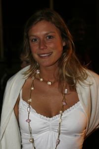 08-03-2006 SHOWBIZZ; PREMIERE VAN DE FILM - IK OMHELS JE MET DUIZEND ARMEN IN - PATHE ARENA. Prachtige film van Willem van de Sande Baclhuyzen naar het boek van Ronlad Giphart.Bekend Nederland was weer in grote getalen komen opdraven om te gaan genieten van deze werkelijke prachtige film met oa. Carice van Houten - Tijn Docter - Karina Smulders - Catherine ten Bruggencate- Halina Reijn - Johnny de Mol -Tygo Gernandt - Maaike Neuville - Tjebbo Gerritsma - Jaap Spijkers en Rick Nicolet. 
foto: Albert den Iseger.