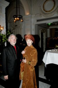 14-03-2006 SHOWBIZZ; FRANS MOLENAAR PRESENTEERDE IN HET AMSTEL HOTEL ZIJN ZOMERCOLLECTIE 2006. De champagne vloeide rijkelijk, de modellen showde weer prachtige opmerkelijke creaties van Frans zijn hand en na de show ontbrak de traditie niet het overheerlijke bitterballetje. 
foto: Albert den Iseger.