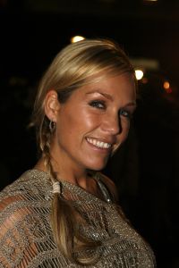08-03-2006 SHOWBIZZ; PREMIERE VAN DE FILM -  IK OMHELS JE MET DUIZEND ARMEN IN - PATHE ARENA. Prachtige film van Willem van de Sande Baclhuyzen naar het boek van Ronlad Giphart.Bekend Nederland was weer in grote getalen komen opdraven om te gaan genieten van deze werkelijke prachtige film met oa. Carice van Houten - Tijn Docter - Karina Smulders - Catherine ten Bruggencate- Halina Reijn - Johnny de Mol -Tygo Gernandt - Maaike Neuville - Tjebbo Gerritsma - Jaap Spijkers en  Rick Nicolet. 
foto: Albert den Iseger.