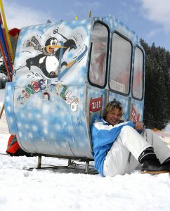 14-03-2006 SHOWBIZZ: TROS MUZIEKSPECTACLE VANUIT DE SNEEUW. Het Oosterrijkse Kirchberg was het decor van alweer een Tros muziekspecial van uit de sneeuw. Met medewerking oa. van Jan Smit-Belle Perez-Thomas Berge_Frans Bauer_Corry Konings en tal van andere Nederlandse sterren was het weer een groots feest. Vanaf woensdag 15 maart op TV. De grootste familie van Nederland deed zijn naam weer eer aan.
foto: Albert den Iseger.