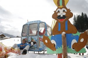 14-03-2006 SHOWBIZZ: TROS MUZIEKSPECTACLE VANUIT DE SNEEUW. Het Oosterrijkse Kirchberg was het decor van alweer een Tros muziekspecial van uit de sneeuw. Met medewerking oa. van Jan Smit-Belle Perez-Thomas Berge_Frans Bauer_Corry Konings en tal van andere Nederlandse sterren was het weer een groots feest. Vanaf woensdag 15 maart op TV. De grootste familie van Nederland deed zijn naam weer eer aan.
foto: Albert den Iseger.