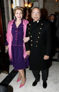 14-03-2006 SHOWBIZZ; FRANS MOLENAAR PRESENTEERDE IN HET AMSTEL HOTEL ZIJN ZOMERCOLLECTIE 2006. De champagne vloeide rijkelijk, de modellen showde weer prachtige opmerkelijke creaties van Frans zijn hand en na de show ontbrak de traditie niet het overheerlijke bitterballetje. 
foto: Albert den Iseger.