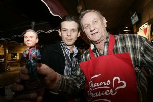 04-02-2006 SHOWBIZZ; DE MOOISTE LACH VAN NEDERLAND VEROVERT HET VLAAMSE LAND. Frans Bauer verovert het Vlaamse Land met de mooiste lach en liedjes van Nederland. Meer dan 60.000 Vlamingen gaan in 4 dagen tijd genieten van onze Frans en al zijn hits in het Sportpaleis van Antwerpen. De eerste avond ging het dak van het inmense Sportpaleis er bijna vanaf, iedereen ging met een lach naar huis gewapend met Frans Bauer parfum, pet, aansteker, cd of dvd, vlag of met een complete dekbedovertrek. De volgende dag sierde Frans alle voorpagina\'s van de belangrijkste Belgische kranten, de hele Frans Bauer story begint weer opnieuw maar dan in het Belgische. 
foto: Albert den Iseger.