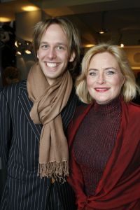 18-03-2006 SHOWBIZZ: SHEILA DE VRIES PRESENTEERDE VANDAAG HAAR VOORJAARSCOLLECTIE. In het veilingshuis van Christies te Amsterdam presenteerde Sheila de Vries haar voorjaarscollectie 2006 geinspireerd op de Doris Day tijd. En heel vrolijke show vol met slyle verrassingen in de kleurige mode van Sheila. Ook deze show werd weer bezocht door tal van bekenden uit de showbizzvijver van Nederland.
foto: Albert den Iseger.