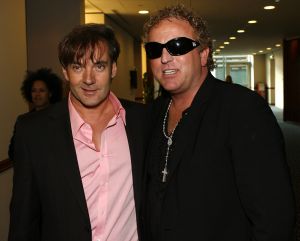 24-03-2006 SHOWBIZZ; GERARD JOLING GAAT NU ZELF SCHRIJVEN VOOR RODDELBLAD.Gerard en Gordon schreeuwen moord en doodslag als er maar een woord verkeerd staat geschreven in een der roddelbladen. Nu gaat het gerucht dat Gerard al zijn bezwaren overboord gooit en zelf gaat schrijven voor een van deze bladen, er is gezwaaid met een flinke zak geld en Gerard word columnist en gaat schrijven over zijn te drukke prive leven. Volgt Gordon ? of heeft hij de kracht er niet meer voor ?
foto: Albert den Iseger