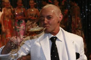 07-03-2007 SHOWBIZZ; HET WAS WEER EEN HEERLIJK AVONDJE BONTE KLEUREN BIJ RONALD KOLK. Alle Kolk fans waren weer op komen draven om weer een avond te genieten van heerlijke echte mode, met veel kleur,bloemen en een stukje amusement. Alles gevolgd door onbeperkt eten,drinken en roddelen. Na afloop kreeg iedereen een duur La Prairie kado mee naar huis. Ronald moet de aankomende tijd weer heel wat jurkjes in elkaar naaien wil hij deze kostbare avond weer verdiend hebben.Maar nee hoor de sponcors betaalde de rekening anders was dit nooit mogelijk volgens Ronald.Vele bekende koppies waren weer aanwezig zoals: Ed Nijpels-Christine KKroonenberg-Linda Neefs-Marijke Helwegen-Ruurd Hallema-Liesbeth List en nog vele anderen.
foto: Albert den Iseger