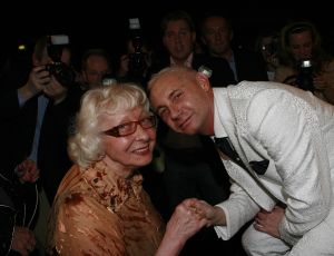 07-03-2007 SHOWBIZZ; HET WAS WEER EEN HEERLIJK AVONDJE BONTE KLEUREN BIJ RONALD KOLK. Alle Kolk fans waren weer op komen draven om weer een avond te genieten van heerlijke echte mode, met veel kleur,bloemen en een stukje amusement. Alles gevolgd door onbeperkt eten,drinken en roddelen. Na afloop kreeg iedereen een duur La Prairie kado mee naar huis. Ronald moet de aankomende tijd weer heel wat jurkjes in elkaar naaien wil hij deze kostbare avond weer verdiend hebben.Maar nee hoor de sponcors betaalde de rekening anders was dit nooit mogelijk volgens Ronald.Vele bekende koppies waren weer aanwezig zoals: Ed Nijpels-Christine KKroonenberg-Linda Neefs-Marijke Helwegen-Ruurd Hallema-Liesbeth List en nog vele anderen.
foto: Albert den Iseger