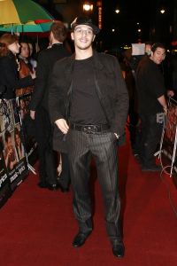 23-02-2007 SHOWBIZZ; BOEIENDE PREMIERE VAN MUSIC EN LYRICS IN AMSTERDAM. Hugh Grant zal zijn premiere in Amsterdam niet gauw vergeten, hij werd namelijk nog voor de rode loper in de boeien geslagen door Cielke Syben.De politiie moest er aan te pas komen met een betonschaar om hem van het staal te bevrijden. 
Cielke werd gearresteerd en de film was er niet minder om.
foto: Albert den Iseger.