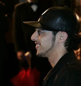 23-02-2007 SHOWBIZZ; BOEIENDE PREMIERE VAN MUSIC EN LYRICS IN AMSTERDAM. Hugh Grant zal zijn premiere in Amsterdam niet gauw vergeten, hij werd namelijk nog voor de rode loper in de boeien geslagen door Cielke Syben.De politiie moest er aan te pas komen met een betonschaar om hem van het staal te bevrijden. 
Cielke werd gearresteerd en de film was er niet minder om.
foto: Albert den Iseger.