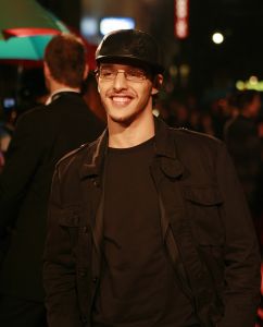 23-02-2007 SHOWBIZZ; BOEIENDE PREMIERE VAN MUSIC EN LYRICS IN AMSTERDAM. Hugh Grant zal zijn premiere in Amsterdam niet gauw vergeten, hij werd namelijk nog voor de rode loper in de boeien geslagen door Cielke Syben.De politiie moest er aan te pas komen met een betonschaar om hem van het staal te bevrijden. 
Cielke werd gearresteerd en de film was er niet minder om.
foto: Albert den Iseger.