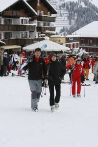 12-03-2007 SHOWBIZZ; BEKEND NERDERLAND IS WEER AANWEZIG IN DE OOSTENRIJKSE SKIGEBIEDEN. Van Noord naar Zuid en van Oost naar West zijn de Bn ers weer te vinden in de Oostenrijkse skigebieden. Veel sneeuw was er niet maar daarom deze te meer pret bij de after ski feesten.
foto: Albert den Iseger.
