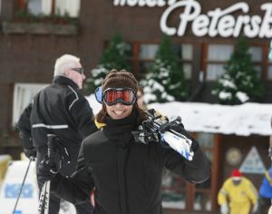 12-03-2007 SHOWBIZZ; BEKEND NERDERLAND IS WEER AANWEZIG IN DE OOSTENRIJKSE SKIGEBIEDEN. Van Noord naar Zuid en van Oost naar West zijn de Bn ers weer te vinden in de Oostenrijkse skigebieden. Veel sneeuw was er niet maar daarom deze te meer pret bij de after ski feesten.
foto: Albert den Iseger.