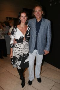 18-03-2007 SHOWBIZZ; ZAKEN VROUWEN HOUDEN VAN MOOIE MODE DUS VAN MART VISSER. Het Amsterdamse Hilton was weer bepalende lokatie voor het modebeeld van voorjaar-zomer 2007. Mart Visser bracht een wisselende show van zijn draagbare mode voor vooral de zakenvrouw, jong of oud. Ook diverse kamerleden waren weer aanwezig en allen droegen zij een creatie van Mart Visser. Zo liepen er rond Leatitia Griffith, Karien van Gennip,Ed Nijpels met partner Elsbeth Janmaat, Ans Markus,Christine Noordzij,Cees Dam, Gerrie van der Klei,Tineke de Groot en Mariette Barnhoorn. 
foto: Albert den Iseger.