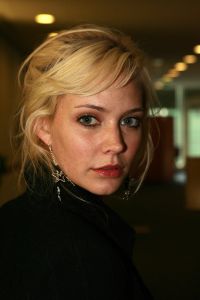 20-03-2007 SHOWBIZZ; PAUL SCHULTEN PRESENTEERDE WEER EEN BIJZONDERE VOORJAARS-ZOMERMODESHOW. Het Okura was weer afgeladen vol met mensen die de bijzondere mode van Paul en zijn Team kunnen waarderen.Vele modellen ook met een maatje meer presenteerde prachtige opzienbarende mode, afgewisseld met mode voor de jonge zakenvrouw.Voor elk wat wils bracht Paul Schulten een bijzondere show waar ieder van genoten heeft, ook de vele bekende Nederlanders waren na de modeshow diep onder de indruk van de creatieve inspiratie van Paul Schulten. Het is nu afspraken maken en allerlei creaties op maat gaan maken voor de kooplustige clienten.
Foto: Albert den Iseger.