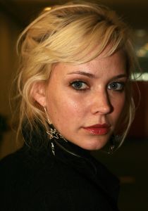 20-03-2007 SHOWBIZZ; PAUL SCHULTEN PRESENTEERDE WEER EEN BIJZONDERE VOORJAARS-ZOMERMODESHOW. Het Okura was weer afgeladen vol met mensen die de bijzondere mode van Paul en zijn Team kunnen waarderen.Vele modellen ook met een maatje meer presenteerde prachtige opzienbarende mode, afgewisseld met mode voor de jonge zakenvrouw.Voor elk wat wils bracht Paul Schulten een bijzondere show waar ieder van genoten heeft, ook de vele bekende Nederlanders waren na de modeshow diep onder de indruk van de creatieve inspiratie van Paul Schulten. Het is nu afspraken maken en allerlei creaties op maat gaan maken voor de kooplustige clienten.
Foto: Albert den Iseger.