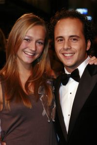 23-02-2007 SHOWBIZZ; BOEIENDE PREMIERE VAN MUSIC EN LYRICS IN AMSTERDAM. Hugh Grant zal zijn premiere in Amsterdam niet gauw vergeten, hij werd namelijk nog voor de rode loper in de boeien geslagen door Cielke Syben.De politiie moest er aan te pas komen met een betonschaar om hem van het staal te bevrijden. 
Cielke werd gearresteerd en de film was er niet minder om.
foto: Albert den Iseger.