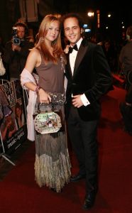 23-02-2007 SHOWBIZZ; BOEIENDE PREMIERE VAN MUSIC EN LYRICS IN AMSTERDAM. Hugh Grant zal zijn premiere in Amsterdam niet gauw vergeten, hij werd namelijk nog voor de rode loper in de boeien geslagen door Cielke Syben.De politiie moest er aan te pas komen met een betonschaar om hem van het staal te bevrijden. 
Cielke werd gearresteerd en de film was er niet minder om.
foto: Albert den Iseger.