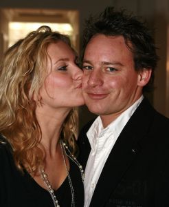 17-03-2007 SHOWBIZZ; CAS JANSEN EN PARTNER ANNELIEKE BOUWERS KOMEN DE SHOWBIZZ PERS TEGEMOED.Er waren al heel lang geruchten dat het aan was tussen deze twee. Cas en Annelieke waren de paparazzo steeds te slim af en kwamen dan ook gewoon naar de Frans Molenaar modeshow in het Amstelhotel. Hier zijn we dan, maak je plaatje en laat ons dan maar met rust, was hun commentaar.
foto: Albert den Iseger.