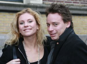 17-03-2007 SHOWBIZZ; CAS JANSEN EN PARTNER ANNELIEKE BOUWERS KOMEN DE SHOWBIZZ PERS TEGEMOED.Er waren al heel lang geruchten dat het aan was tussen deze twee. Cas en Annelieke waren de paparazzo steeds te slim af en kwamen dan ook gewoon naar de Frans Molenaar modeshow in het Amstelhotel. Hier zijn we dan, maak je plaatje en laat ons dan maar met rust, was hun commentaar.
foto: Albert den Iseger.