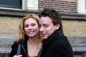 17-03-2007 SHOWBIZZ; CAS JANSEN EN PARTNER ANNELIEKE BOUWERS KOMEN DE SHOWBIZZ PERS TEGEMOED.Er waren al heel lang geruchten dat het aan was tussen deze twee. Cas en Annelieke waren de paparazzo steeds te slim af en kwamen dan ook gewoon naar de Frans Molenaar modeshow in het Amstelhotel. Hier zijn we dan, maak je plaatje en laat ons dan maar met rust, was hun commentaar.
foto: Albert den Iseger.