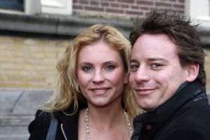 17-03-2007 SHOWBIZZ; CAS JANSEN EN PARTNER ANNELIEKE BOUWERS KOMEN DE SHOWBIZZ PERS TEGEMOED.Er waren al heel lang geruchten dat het aan was tussen deze twee. Cas en Annelieke waren de paparazzo steeds te slim af en kwamen dan ook gewoon naar de Frans Molenaar modeshow in het Amstelhotel. Hier zijn we dan, maak je plaatje en laat ons dan maar met rust, was hun commentaar.
foto: Albert den Iseger.