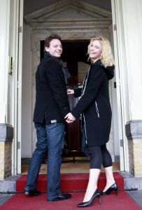17-03-2007 SHOWBIZZ; CAS JANSEN EN PARTNER ANNELIEKE BOUWERS KOMEN DE SHOWBIZZ PERS TEGEMOED.Er waren al heel lang geruchten dat het aan was tussen deze twee. Cas en Annelieke waren de paparazzo steeds te slim af en kwamen dan ook gewoon naar de Frans Molenaar modeshow in het Amstelhotel. Hier zijn we dan, maak je plaatje en laat ons dan maar met rust, was hun commentaar.
foto: Albert den Iseger.
