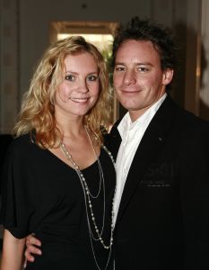 17-03-2007 SHOWBIZZ; CAS JANSEN EN PARTNER ANNELIEKE BOUWERS KOMEN DE SHOWBIZZ PERS TEGEMOED.Er waren al heel lang geruchten dat het aan was tussen deze twee. Cas en Annelieke waren de paparazzo steeds te slim af en kwamen dan ook gewoon naar de Frans Molenaar modeshow in het Amstelhotel. Hier zijn we dan, maak je plaatje en laat ons dan maar met rust, was hun commentaar.
foto: Albert den Iseger.