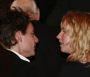 17-03-2007 SHOWBIZZ; CAS JANSEN EN PARTNER ANNELIEKE BOUWERS KOMEN DE SHOWBIZZ PERS TEGEMOED.Er waren al heel lang geruchten dat het aan was tussen deze twee. Cas en Annelieke waren de paparazzo steeds te slim af en kwamen dan ook gewoon naar de Frans Molenaar modeshow in het Amstelhotel. Hier zijn we dan, maak je plaatje en laat ons dan maar met rust, was hun commentaar.
foto: Albert den Iseger.