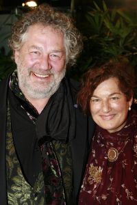07-03-2007 SHOWBIZZ; HET WAS WEER EEN HEERLIJK AVONDJE BONTE KLEUREN BIJ RONALD KOLK. Alle Kolk fans waren weer op komen draven om weer een avond te genieten van heerlijke echte mode, met veel kleur,bloemen en een stukje amusement. Alles gevolgd door onbeperkt eten,drinken en roddelen. Na afloop kreeg iedereen een duur La Prairie kado mee naar huis. Ronald moet de aankomende tijd weer heel wat jurkjes in elkaar naaien wil hij deze kostbare avond weer verdiend hebben.Maar nee hoor de sponcors betaalde de rekening anders was dit nooit mogelijk volgens Ronald.Vele bekende koppies waren weer aanwezig zoals: Ed Nijpels-Christine KKroonenberg-Linda Neefs-Marijke Helwegen-Ruurd Hallema-Liesbeth List en nog vele anderen.
foto: Albert den Iseger