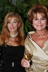 07-03-2007 SHOWBIZZ; HET WAS WEER EEN HEERLIJK AVONDJE BONTE KLEUREN BIJ RONALD KOLK. Alle Kolk fans waren weer op komen draven om weer een avond te genieten van heerlijke echte mode, met veel kleur,bloemen en een stukje amusement. Alles gevolgd door onbeperkt eten,drinken en roddelen. Na afloop kreeg iedereen een duur La Prairie kado mee naar huis. Ronald moet de aankomende tijd weer heel wat jurkjes in elkaar naaien wil hij deze kostbare avond weer verdiend hebben.Maar nee hoor de sponcors betaalde de rekening anders was dit nooit mogelijk volgens Ronald.Vele bekende koppies waren weer aanwezig zoals: Ed Nijpels-Christine KKroonenberg-Linda Neefs-Marijke Helwegen-Ruurd Hallema-Liesbeth List en nog vele anderen.
foto: Albert den Iseger