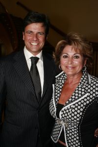 20-03-2007 SHOWBIZZ; PAUL SCHULTEN PRESENTEERDE WEER EEN BIJZONDERE VOORJAARS-ZOMERMODESHOW. Het Okura was weer afgeladen vol met mensen die de bijzondere mode van Paul en zijn Team kunnen waarderen.Vele modellen ook met een maatje meer presenteerde prachtige opzienbarende mode, afgewisseld met mode voor de jonge zakenvrouw.Voor elk wat wils bracht Paul Schulten een bijzondere show waar ieder van genoten heeft, ook de vele bekende Nederlanders waren na de modeshow diep onder de indruk van de creatieve inspiratie van Paul Schulten. Het is nu afspraken maken en allerlei creaties op maat gaan maken voor de kooplustige clienten.
Foto: Albert den Iseger.