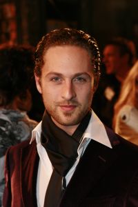 23-02-2007 SHOWBIZZ; BOEIENDE PREMIERE VAN MUSIC EN LYRICS IN AMSTERDAM. Hugh Grant zal zijn premiere in Amsterdam niet gauw vergeten, hij werd namelijk nog voor de rode loper in de boeien geslagen door Cielke Syben.De politiie moest er aan te pas komen met een betonschaar om hem van het staal te bevrijden. 
Cielke werd gearresteerd en de film was er niet minder om.
foto: Albert den Iseger.