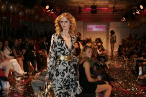 24-03-2007 SHOWBIZZ; DANIE BLES STYLING PRESENTS MIX EN MATCH IN HILTON. De Danie Bles summer tour is begonnen in het Hilton te Amsterdam. Frisse mode en vooral veel styling was de mix en match van Danie Bles in het Hilton.Druk was het wel vooral met mooie dames en weinig heren, drankjes waren voor eigen rekening en de winkels waren tijdens de gehele avond open voor de laatste mode snufjes,dus de vele dames gingen naar huis met goed gevulde Bles tassen.
foto: Albert den Iseger. 