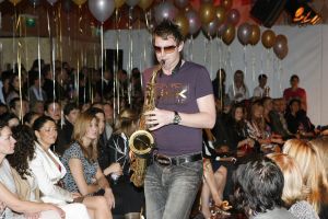 24-03-2007 SHOWBIZZ; DANIE BLES STYLING PRESENTS MIX EN MATCH IN HILTON. De Danie Bles summer tour is begonnen in het Hilton te Amsterdam. Frisse mode en vooral veel styling was de mix en match van Danie Bles in het Hilton.Druk was het wel vooral met mooie dames en weinig heren, drankjes waren voor eigen rekening en de winkels waren tijdens de gehele avond open voor de laatste mode snufjes,dus de vele dames gingen naar huis met goed gevulde Bles tassen.
foto: Albert den Iseger. 