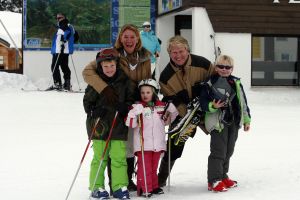 12-03-2007 SHOWBIZZ; BEKEND NERDERLAND IS WEER AANWEZIG IN DE OOSTENRIJKSE SKIGEBIEDEN. Van Noord naar Zuid en van Oost naar West zijn de Bn ers weer te vinden in de Oostenrijkse skigebieden. Veel sneeuw was er niet maar daarom deze te meer pret bij de after ski feesten.
foto: Albert den Iseger.