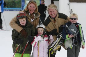 12-03-2007 SHOWBIZZ; BEKEND NERDERLAND IS WEER AANWEZIG IN DE OOSTENRIJKSE SKIGEBIEDEN. Van Noord naar Zuid en van Oost naar West zijn de Bn ers weer te vinden in de Oostenrijkse skigebieden. Veel sneeuw was er niet maar daarom deze te meer pret bij de after ski feesten.
foto: Albert den Iseger.