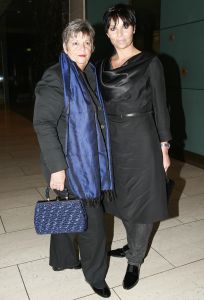 18-03-2007 SHOWBIZZ; ZAKEN VROUWEN HOUDEN VAN MOOIE MODE DUS VAN MART VISSER. Het Amsterdamse Hilton was weer bepalende lokatie voor het modebeeld van voorjaar-zomer 2007. Mart Visser bracht een wisselende show van zijn draagbare mode voor vooral de zakenvrouw, jong of oud. Ook diverse kamerleden waren weer aanwezig en allen droegen zij een creatie van Mart Visser. Zo liepen er rond Leatitia Griffith, Karien van Gennip,Ed Nijpels met partner Elsbeth Janmaat, Ans Markus,Christine Noordzij,Cees Dam, Gerrie van der Klei,Tineke de Groot en Mariette Barnhoorn. 
foto: Albert den Iseger.