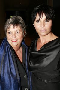 18-03-2007 SHOWBIZZ; ZAKEN VROUWEN HOUDEN VAN MOOIE MODE DUS VAN MART VISSER. Het Amsterdamse Hilton was weer bepalende lokatie voor het modebeeld van voorjaar-zomer 2007. Mart Visser bracht een wisselende show van zijn draagbare mode voor vooral de zakenvrouw, jong of oud. Ook diverse kamerleden waren weer aanwezig en allen droegen zij een creatie van Mart Visser. Zo liepen er rond Leatitia Griffith, Karien van Gennip,Ed Nijpels met partner Elsbeth Janmaat, Ans Markus,Christine Noordzij,Cees Dam, Gerrie van der Klei,Tineke de Groot en Mariette  Barnhoorn. 
foto: Albert den Iseger.