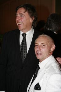07-03-2007 SHOWBIZZ; HET WAS WEER EEN HEERLIJK AVONDJE BONTE KLEUREN BIJ RONALD KOLK. Alle Kolk fans waren weer op komen draven om weer een avond te genieten van heerlijke echte mode, met veel kleur,bloemen en een stukje amusement. Alles gevolgd door onbeperkt eten,drinken en roddelen. Na afloop kreeg iedereen een duur La Prairie kado mee naar huis. Ronald moet de aankomende tijd weer heel wat jurkjes in elkaar naaien wil hij deze kostbare avond weer verdiend hebben.Maar nee hoor de sponcors betaalde de rekening anders was dit nooit mogelijk volgens Ronald.Vele bekende koppies waren weer aanwezig zoals: Ed Nijpels-Christine KKroonenberg-Linda Neefs-Marijke Helwegen-Ruurd Hallema-Liesbeth List en nog vele anderen.
foto: Albert den Iseger