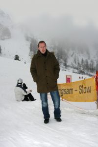 12-03-2007 SHOWBIZZ; BEKEND NERDERLAND IS WEER AANWEZIG IN DE OOSTENRIJKSE SKIGEBIEDEN. Van Noord naar Zuid en van Oost naar West zijn de Bn ers weer te vinden in de Oostenrijkse skigebieden. Veel sneeuw was er niet maar daarom deze te meer pret bij de after ski feesten.
foto: Albert den Iseger.